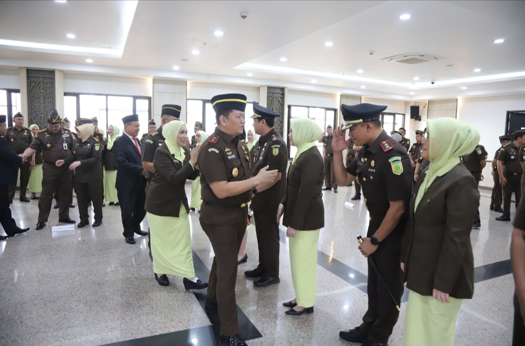 RESMI DILANTIK: Yovandi Yazid resmi menjabat sebagai Kajari Berau yang baru, usai dilantik oleh  Kajati Kaltim, Imam Wijaya, Senin (24/6).