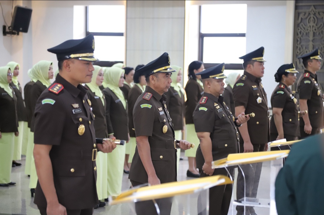 MELANTIK: Kajati Kaltim, Iman Wijaya saat melantik dan mengambil sumpah delapan pejabat baru di lingkup kejaksaan Kaltim-Kaltara, Senin (24/6).