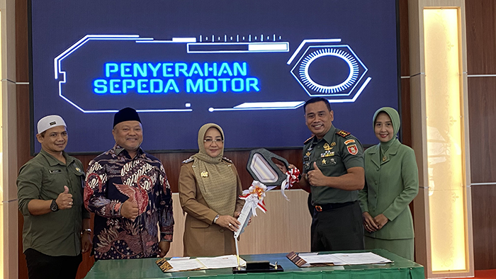 DISERAHKAN: Bupati Berau Sri Juniarsih Mas, menyerahkan secara simbolis 13 motor dari hibah Pemerintah Kabupaten Berau kepada Kodim 0902/BRU.