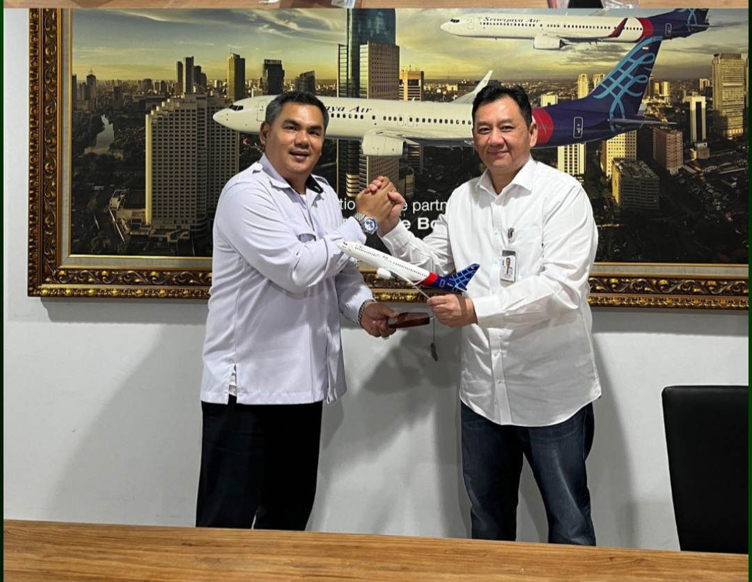 SAMPAIKAN SURAT BUPATI: Kepala UPBU Kelas I Kalimarau Ferdinan Nurdin menyampaikan surat permohonan rute penerbangan dari Bupati Berau, Sri Juniarsih ke Maskapai Sriwijaya Air.