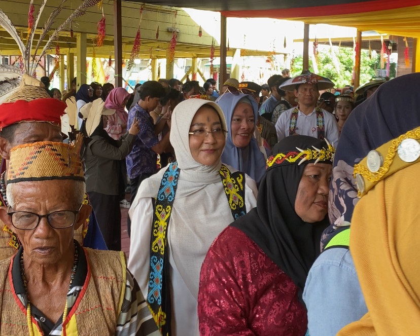JIAK: Bupati Berau Sri Juniarsih Mas ikut serta melakukan Jiak, tarian suku Dayak Ga&rsquo;ai di Kampung Tumbit Dayak pada Festival Budaya Bekudung Betiung, Rabu (26/6).