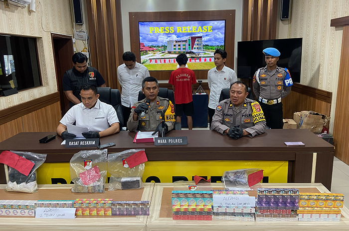 PERS RILIS: Jajaran Polres Berau saat merilis kasus pembobolan minimarket, kemarin.