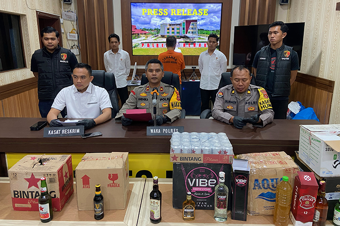 BARANG BUKTI: Waka Polres Berau Kompol Komank Adhi Andhika didampingi Kasat Reskrim Polres Berau, AKP Ardian Rahayu Priatna serta Kasi Humas Iptu Suradi saat merilis barang bukti minuman alkohol.