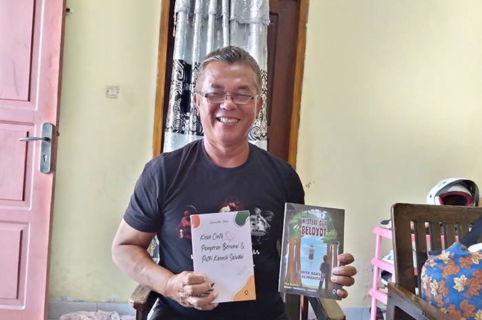 KEBUDAYAAN: Saprudin Ithur menunjukkan buku-buku yang ditulisnya sejak pensiun 2018 silam.