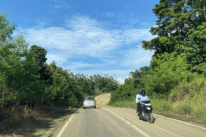 DITINGKATKAN: Untuk mendukung konektivitas antarkampung, Pemerintah Kabupaten Berau akan meningkatkan jalan poros menuju Kampung Merasa, Kelay.