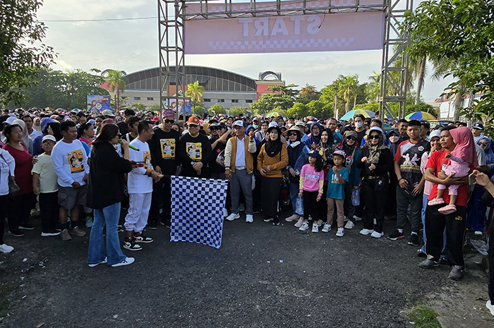 DIIKUTI ANTUSIAS MASYARAKAT: Agus Wahyudi turut mengikuti jalan sehat bersama ribuan masyarakat lainnya, kemarin.