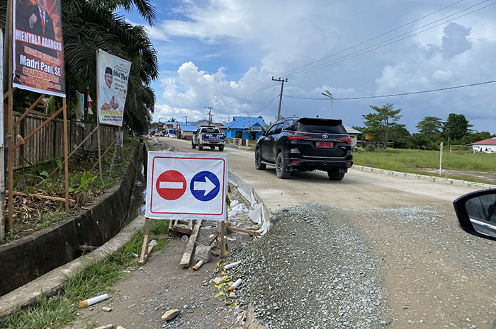 PENINGKATAN INFRASTRUKTUR: Salah satu paket pekerjaan peningkatan infrastruktur jalan yang berada di depan rumah dinas Camat Segah.