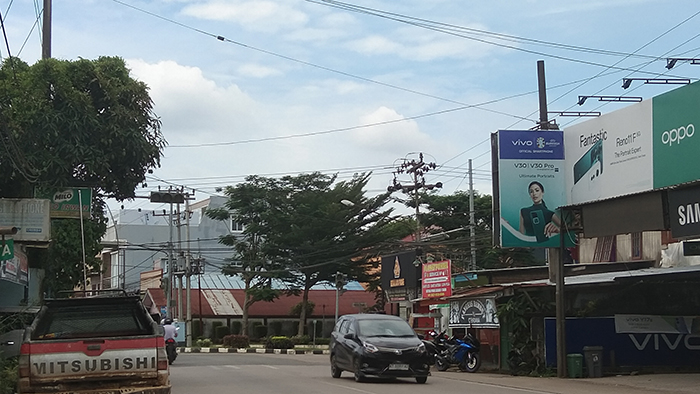 TAK BERFUNGSI: Lampu lalu lintas di simpang empat Jalan Durian I dengan Mangga I, Tanjung Redeb mengalami kerusakan.