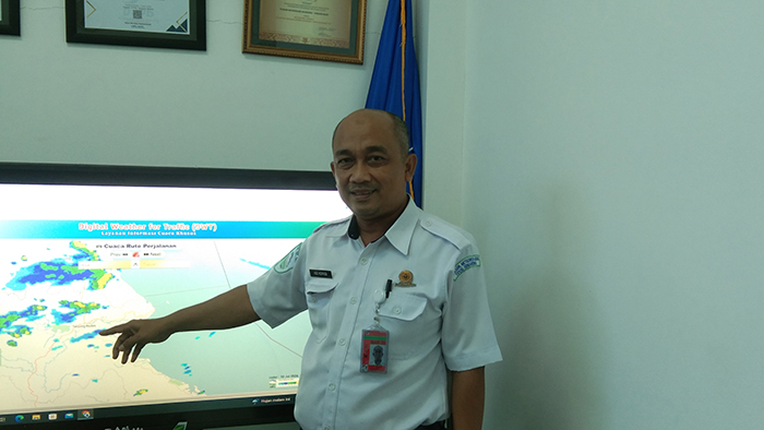 DENAH CURAH HUJAN: Kepala BMKG Berau Ade Heryadi saat menunjukkan denah curah hujan di Kabupaten Berau.