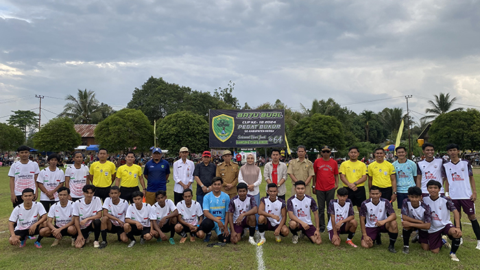 DORONG PEMBIBITAN ATLET: Bupati Berau Sri Juniarsih Mas berfoto bersama usai pembukaan Pertandingan Sepakbola Batu Bual Cup di Kampung Pegat Bukur, Sambaliung pada Senin (15/7).