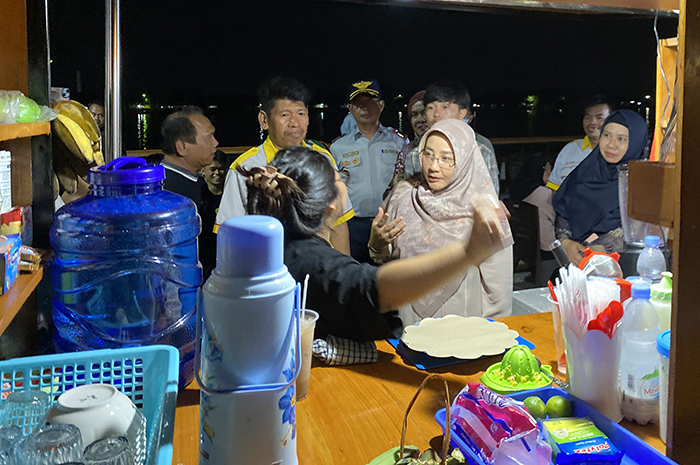 DIRESMIKAN: Bupati Sri Juniarsih, meresmikan kawasan Tepian Ahmad Yani sekaligus penyerahan booth UMKM.