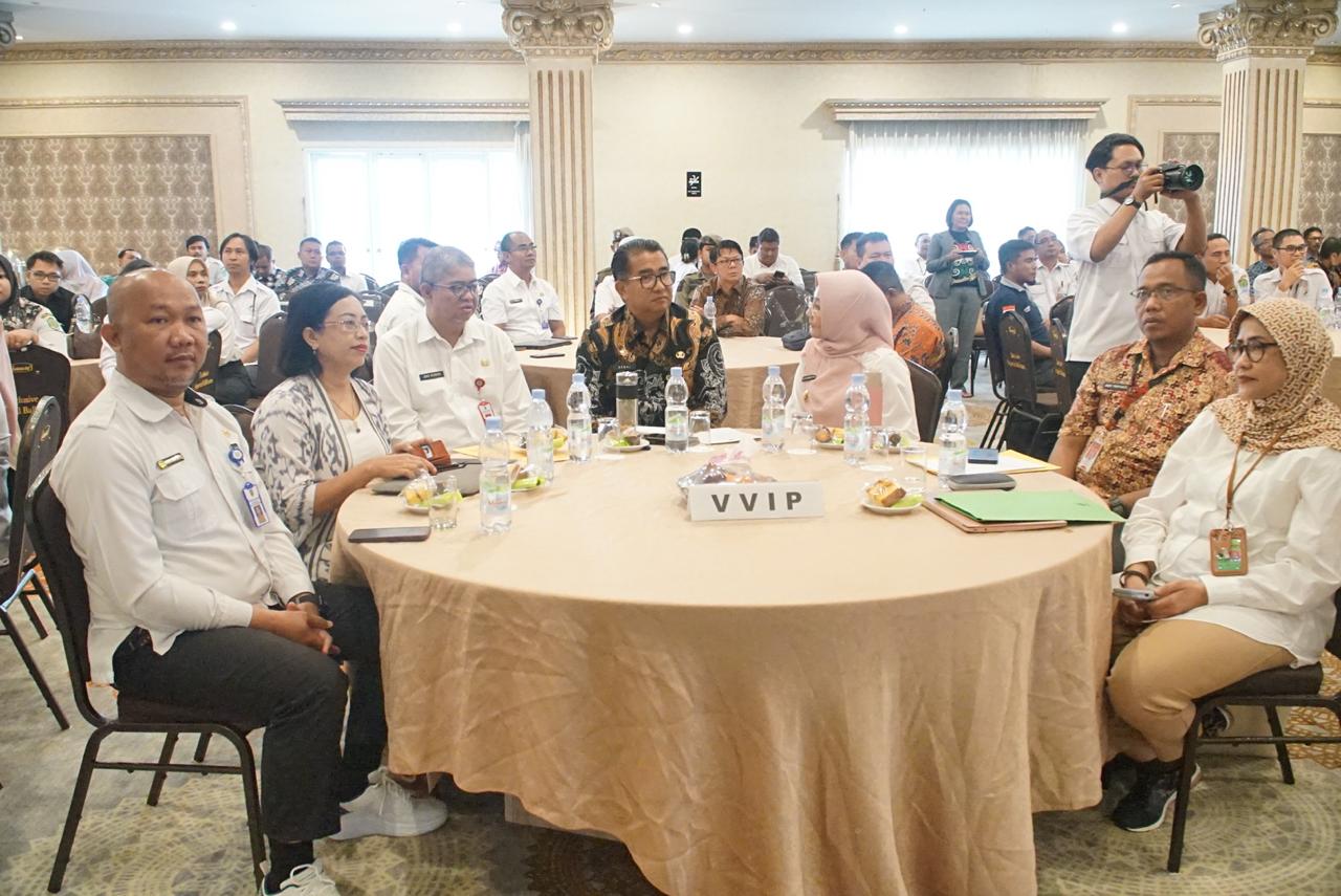 KOMITMEN DISHUT KALTIM: Pj Gubernur Kaltim Akmal Malik, juga Bupati Berau Sri Juniarsih, serta Kepala Dinas Kehutanan Kaltim, Joko Istanto bersama seluruh peserta Rakor Kehutanan Kaltim, kemarin.