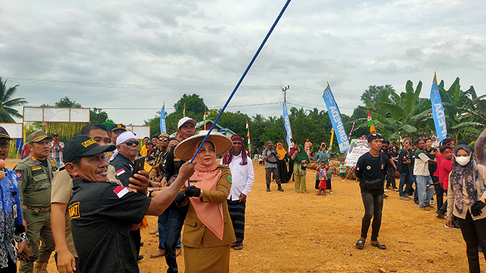 PEMASANGAN TIANG PANCANG: Bupati Berau Sri Juniarsih saat ikut memasang tiang pancang Rumah Adat Dayak Basap di Kampung Tubaan, Kecamatan Tabalar, Selasa (23/7) lalu.