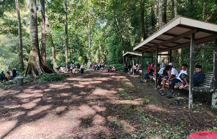 OBJEK WISATA: Wisatawan mulai berdatangan di Telaga Biru yang menjadi salah satu objek wisata Kampung Tembudan, Kecamatan Batu Putih.