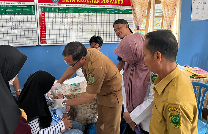 VAKSINASI POLIO: Pelaksanaan vaksinasi polio yang dilakukan Dinkes Berau di salah satu sekolah untuk mencegah penularan penyakit polio di Kabupaten Berau.