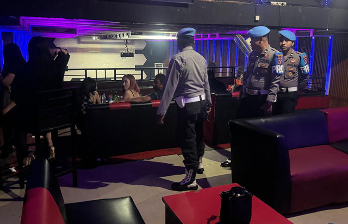 GELAR RAZIA: Kasi Propam Polres Berau AKP Hotma Simalango bersama personelnya saat melakukan razia di THM beberapa waktu lalu.