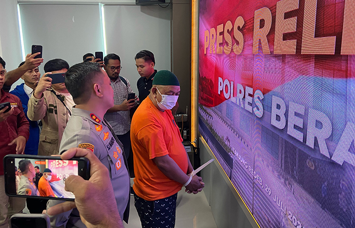 PERS RILIS: Kapolres Berau AKBP Steyven Jonly Manopo, memimpin pers rilis terkait kasus penipuan yang dilakukan BS (51).