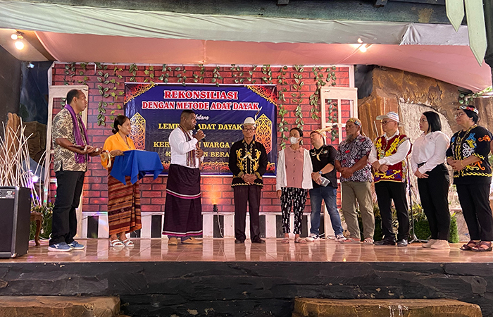 SERAH TERIMA: Rekonsiliasi antara Ikatan Kerukunan Masyarakat Nusa Tenggara Timur dan Adat Dayak Besar yang digelar, kemarin.