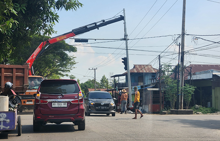 MULAI PADAT: Pemasangan lampu lalu lintas oleh Dishub Berau di simpang Jalan Murjani II &ndash; Diponegoro, Tanjung Redeb.