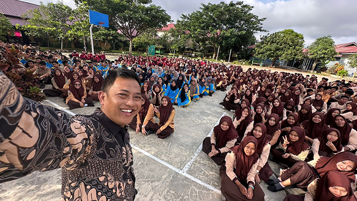 MOTIVASI: Ketua IPSA Kaltim Endro S. Efendi, SE, CHt, CT, CPS berfoto groofie bersama pelajar SMA 2 Berau.