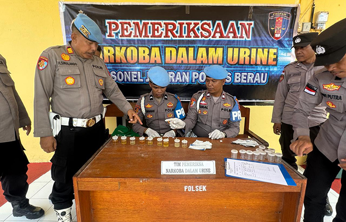 TES URINE: Sipropam saat melakukan beberapa kegiatan salah satunya tes urine kepada personel di Polsek Maratua beberapa waktu lalu.