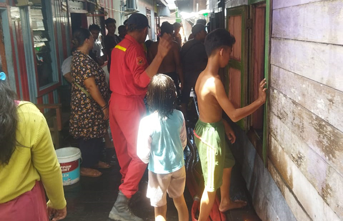 DIPADAMKAN: Satu unit rumah di Sungai Kuyang  Teluk Bayur hampir rata dengan tanah usai dilahap si jago merah, kemarin.