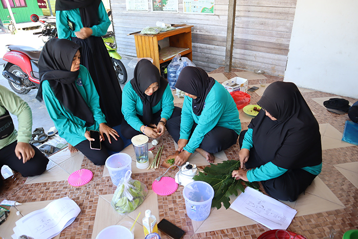 PENDAMPINGAN MASYARAKAT: Mahasiswa ITB saat melaksanakan pengabdian masyarakat di Pulau Maratua.
