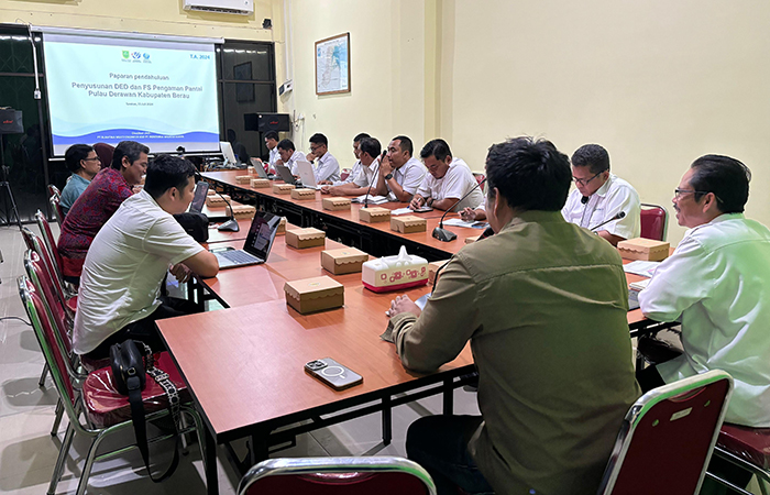 PEMAPARAN: Tim DPUPR Berau melaksanakan paparan pendahuluan bersama BWS V Kalimantan terkait penanganan abrasi di Pulau Derawan.