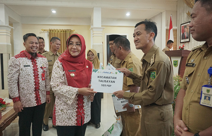 SIMBOLIS: Bupati Berau Sri Juniarsih saat memberikan bantuan CPP kepada Kecamatan Talisayan, di Balai Mufakat, Senin (12/8).