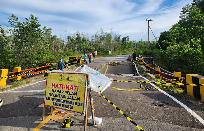 MENUNGGU DESAIN: Penanganan jalan ambles di Jalan Poros Tanjung Batu masih menunggu tahapan desain agar bisa ditangani secara permanen oleh BBPJN Kaltim.