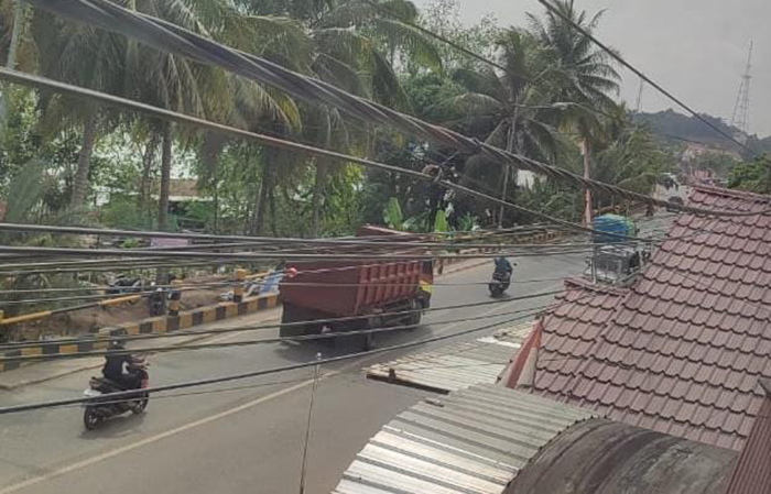 JADI ATENSI: Truk besar yang akan melintasi Jembatan Bujangga karena tidak adanya potal.