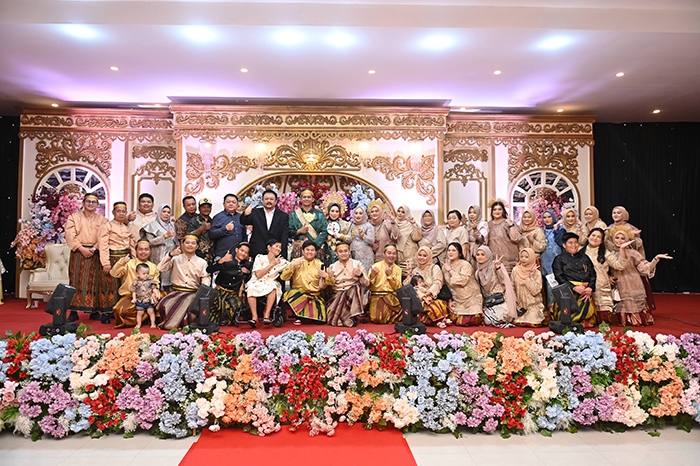 SELAMAT MENEMPUH HIDUP BARU: Keluarga besar Luthfiyana Fadhilah dan Ridho Wahyu Alamsyah foto bersama di sela resepsi pernikahan yang dilaksanakan di Hotel SM Tower.
