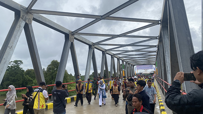 DIRESMIKAN: Jembatan Kelay VII yang berlokasi di Kampung Inaran dibuka oleh Bupati Berau Sri Juniarsih pada Kamis (22/8).