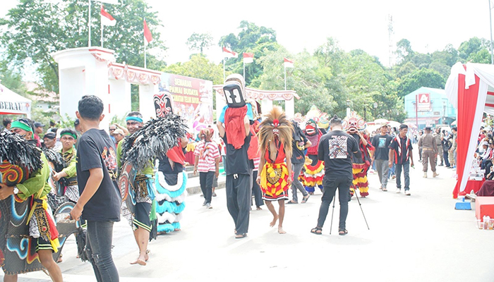 KARNAVAL DAN PAWAI BUDAYA: Kegiatan karnaval dan pawai budaya yang diselenggarakan di Kecamatan Teluk Bayur, Sabtu (24/8) lalu.