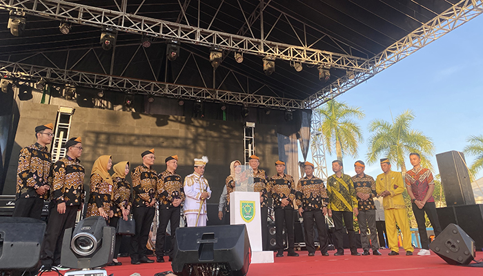 PEMBUKAAN BERAU EXPO: Bupati Berau Sri Juniarsih saat melakukan hand scan serta pelepasan balon sebagai tanda dibukanya Berau Expo 2024 di halaman GOR Pemuda Tanjung Redeb, Minggu (25/8).