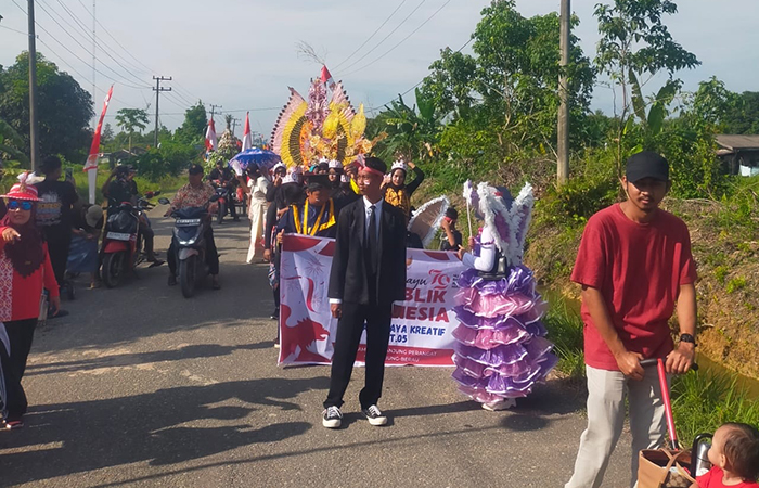 KEMERIAHAN KARNAVAL: Salah satu kemeriahan lomba karnaval tingkat RT Tanjung Perangat yang dilaksanakan pada Senin (26/8).