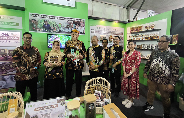 DIHAMPIRI BUPATI: Bupati Berau Sri Juniarsih, saat menyaksikan keseruan stand PT Berau Coal di Berau Expo tahun 2024.