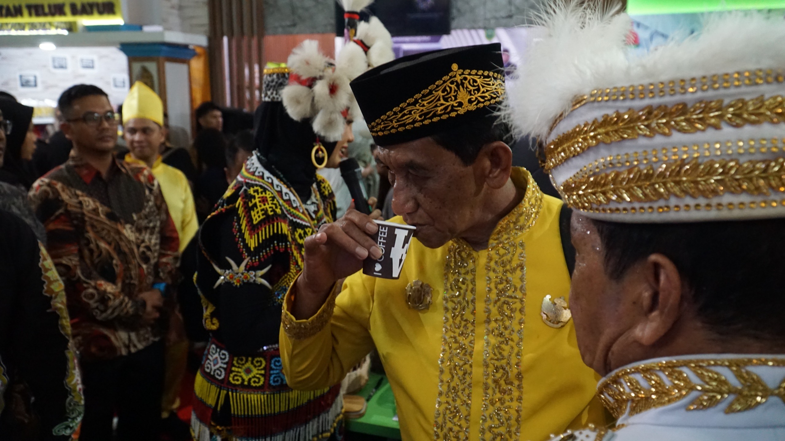 MENCICIPI: Salah seorang kerabat Kesultanan Sambaliung, mencicipi minuman cokelat di stand PT Berau Coal pada Berau Expo 2024.