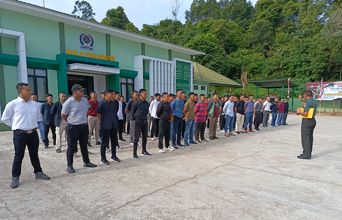 BERI PENGARAHAN: Sebanyak 71 peserta calon Komcad di Balai Pertemuan Makodim Berau, Rabu (28/8).