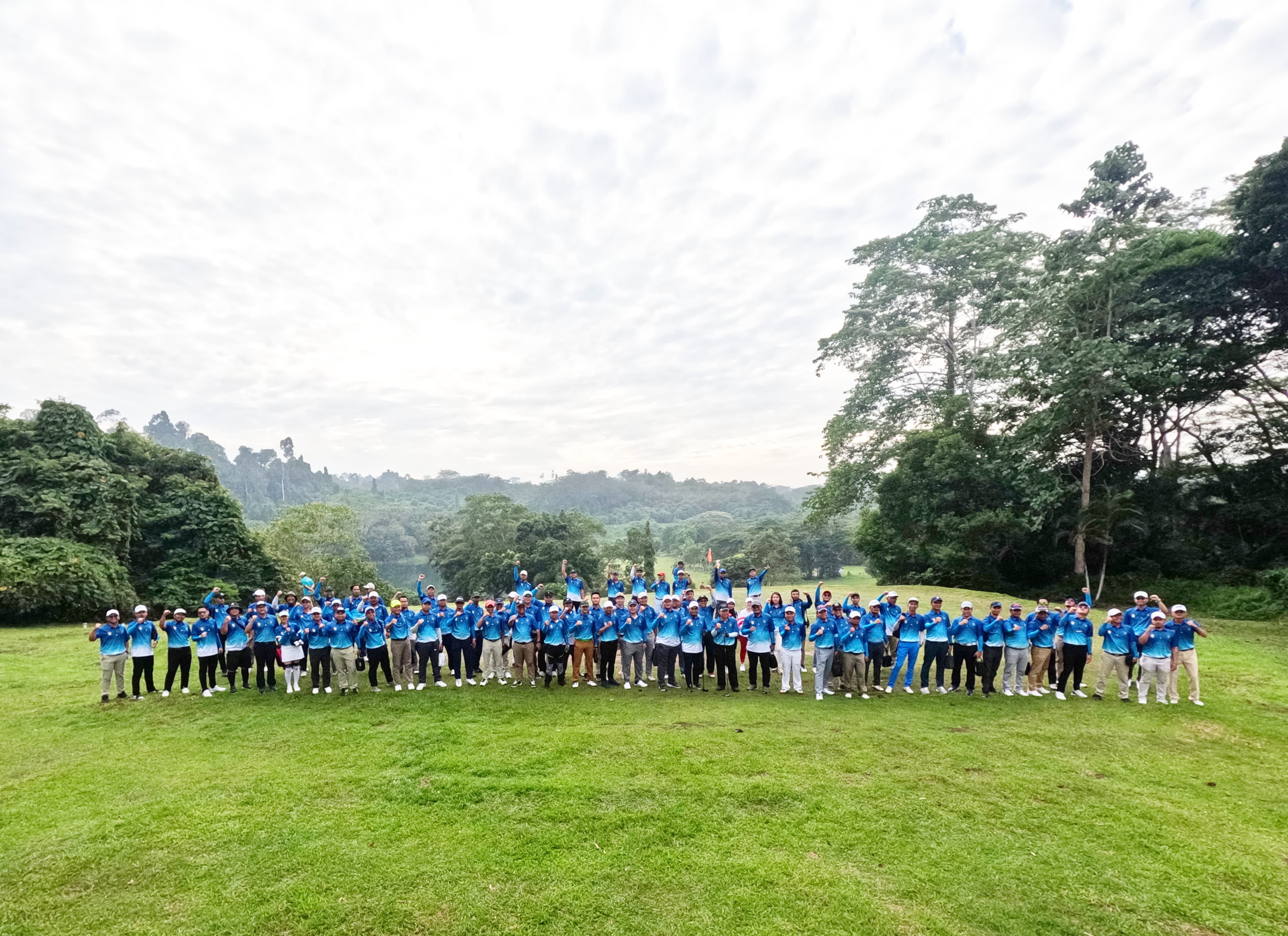 ENERGIZING: Puluhan peserta golf BUMA Golf Tournament 2024 di Lapangan Golf Binungan PT Berau Coal, Sabtu (31/8) pagi.