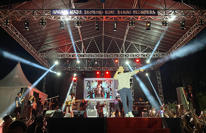 HIBUR MASYARAKAT: Meski diguyur hujan, penampilan Hello Band sukses menghibur masyarakat Kabupaten Berau yang hadir pada Berau Expo, Sabtu (31/8) malam.