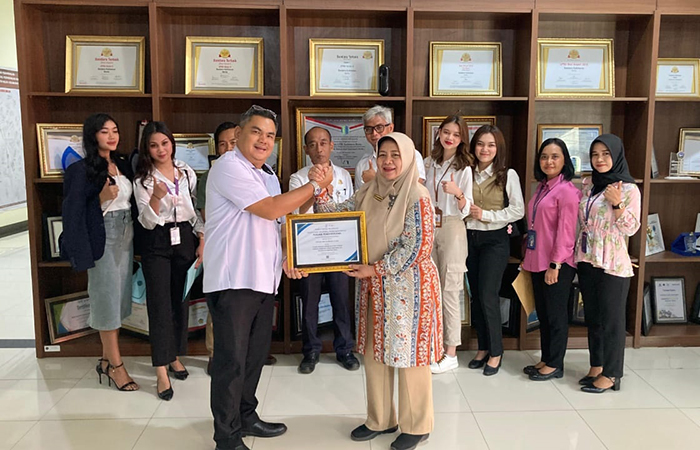HASIL KERJA TIM: Kepala BLU Kantor UPBU Kalimarau, Ferdinan Nurdin, menerima penghargaan IKPA dari Kanwil Ditjen Perbendaharaan Provinsi Kaltim.