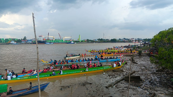 LOMBA PERAHU: Suasana lomba perahu tradisional di sepanjang tepian Gunung Tabur yang turut disaksikan ribuan pengunjung.