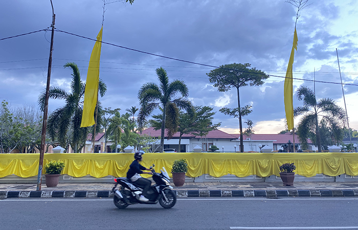 MINTA SEMARAK: Pemasangan umbul-umbul kuning khas Berau di rumah jabatan Bupati Berau Sri Juniarsih untuk menyemarakkan HUT Berau dan Tanjung Redeb tahun 2024.