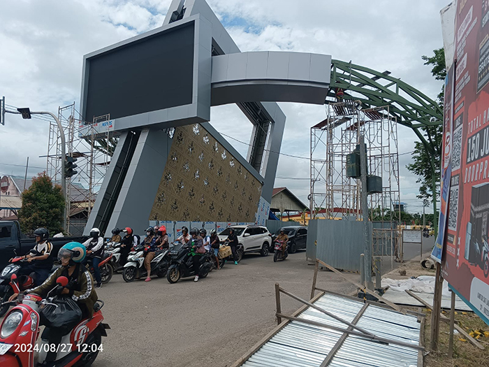 DIPERPANJANG: Lantaran arus lalu lintas yang terbatas, pembangunan Gapura Selamat Datang diperpanjang satu bulan.