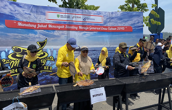 AGENDA TAHUNAN: Bupati Berau Sri Juniarsih,  dan Wakil Bupati Berau Gamalis, ikut beramai-ramai membakar ikan pada Irau Manutung Jukut ke-8 tahun 2024.