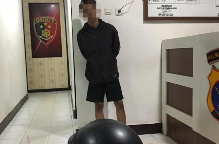 TERTUNDUK MALU: Pelaku penganiayaan yang diamankan pihak kepolisian Polsek Sambaliung beberapa waktu lalu.