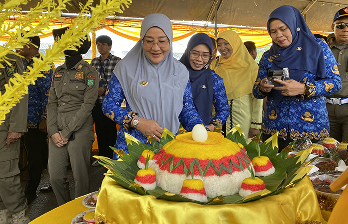 LESTARIKAN MAKANAN KHAS: Bupati Berau Sri Juniarsih saat meninjau perlombaan makanan khas Berau bubur ancur paddas dan puncak rasul, di Lapangan Pemuda Tanjung Redeb, Selasa (17/9).