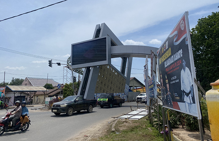 REALISASI PROYEK: Salah satu proyek pekerjaan penataan bangunan dan gedung, yakni pembangunan Gapura Selamat Datang di Km 5.