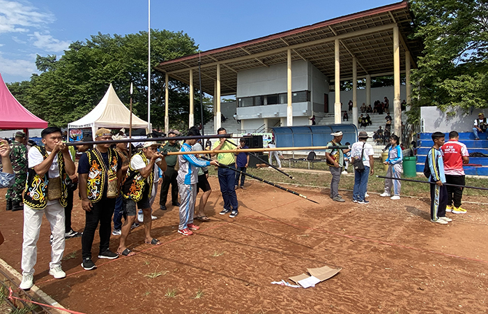 PERTANDINGAN: Olahraga sumpit merupakan satu dari lima cabor tradisional yang dipertandingkan dalam Lomba Olahraga Tradisional tingkat Kabupaten Berau, dalam rangka Hari Jadi ke-71 Kabupaten